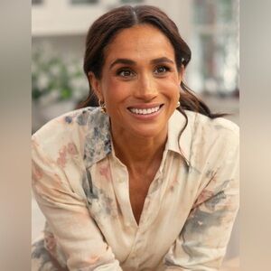 New in Box Anine Bing Link Drop Earrings ASO 
Meghan Markle